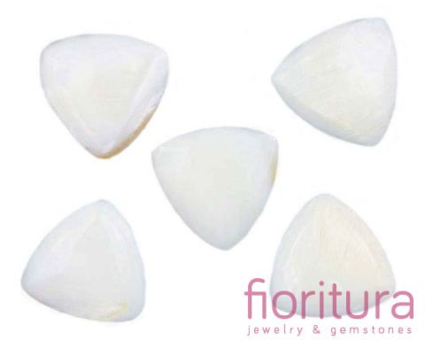 KABOSZON MASA PERŁOWA TRÓJKĄT 19x19MM KOLOR BIAŁY