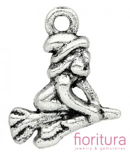 ZAWIESZKA CZAROWNICA NA MIOTLE 18X14MM KOLOR STARE SREBRO