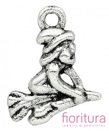 ZAWIESZKA CZAROWNICA NA MIOTLE 18X14MM KOLOR STARE SREBRO