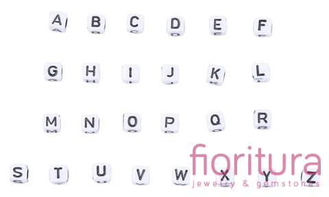 ZESTAW KORALIKÓW AKRYLOWYCH Z LITERAMI A-Z KOSTKA 6x6x6MM KOLOR BIAŁY Z CZARNYMI LITERAMI 934 SZT