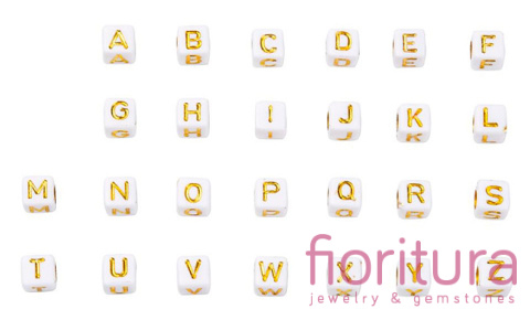 ZESTAW KORALIKÓW AKRYLOWYCH Z LITERAMI A-Z KOSTKA 6x6x6MM KOLOR BIAŁY ZE ZŁOTYMI LITERAMI 934 SZT