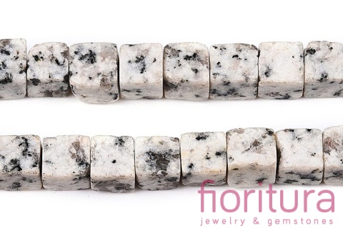 KAMIEŃ NATURALNY JASPIS SEZAMOWY BIAŁY KOSTKA NIEREGULARNA 6-6,5x6-5,5x6-6,5MM