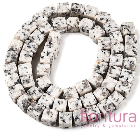 KAMIEŃ NATURALNY JASPIS SEZAMOWY BIAŁY KOSTKA NIEREGULARNA 6-6,5x6-5,5x6-6,5MM