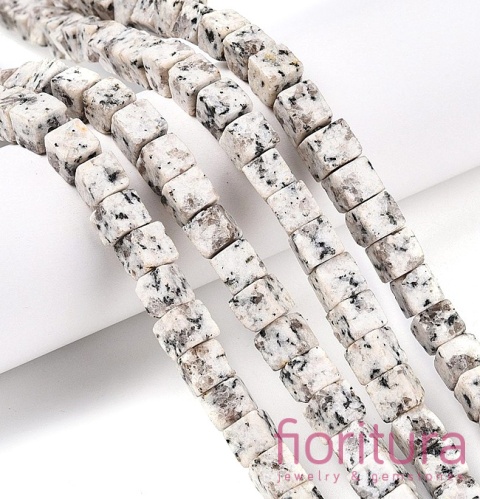 KAMIEŃ NATURALNY JASPIS SEZAMOWY BIAŁY KOSTKA NIEREGULARNA 6-6,5x6-5,5x6-6,5MM