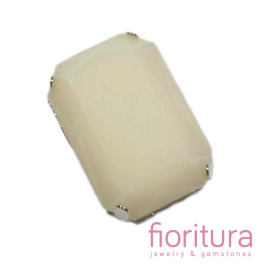 KORALIKI AKRYLOWE FASETOWANE W METALOWEJ OPRAWIE PROSTOKĄT 26x18MM KOLOR MILKY WHITE