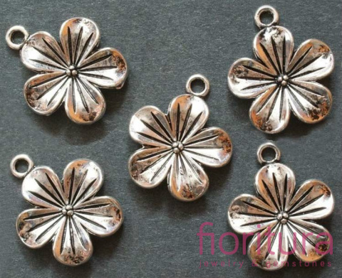 ZAWIESZKA KWIATEK 24x20MM KOLOR STARE SREBRO